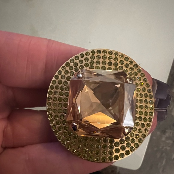 Swarovski ring stones in gold tone , color doesn’t fade whatsoever - Picture 4 of 5